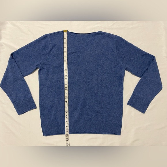 100% Cashmere V-Neck Sweater with Side Split - Picture 7 of 9